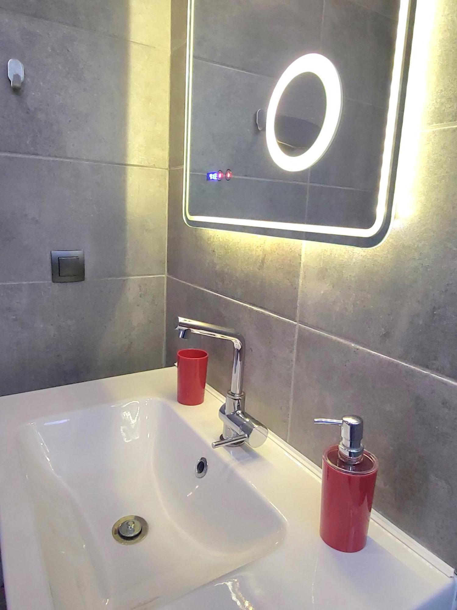 “zeus”, Stylish Luxury Business In The Heart Of Athens.