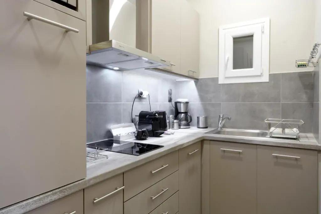 “zeus”, Stylish Luxury Business In The Heart Of Athens. Atenas