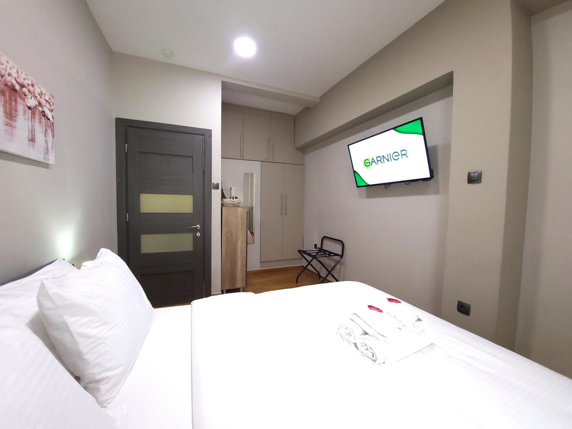 “zeus”, Stylish Luxury Business In The Heart Of Athens. * Atenas