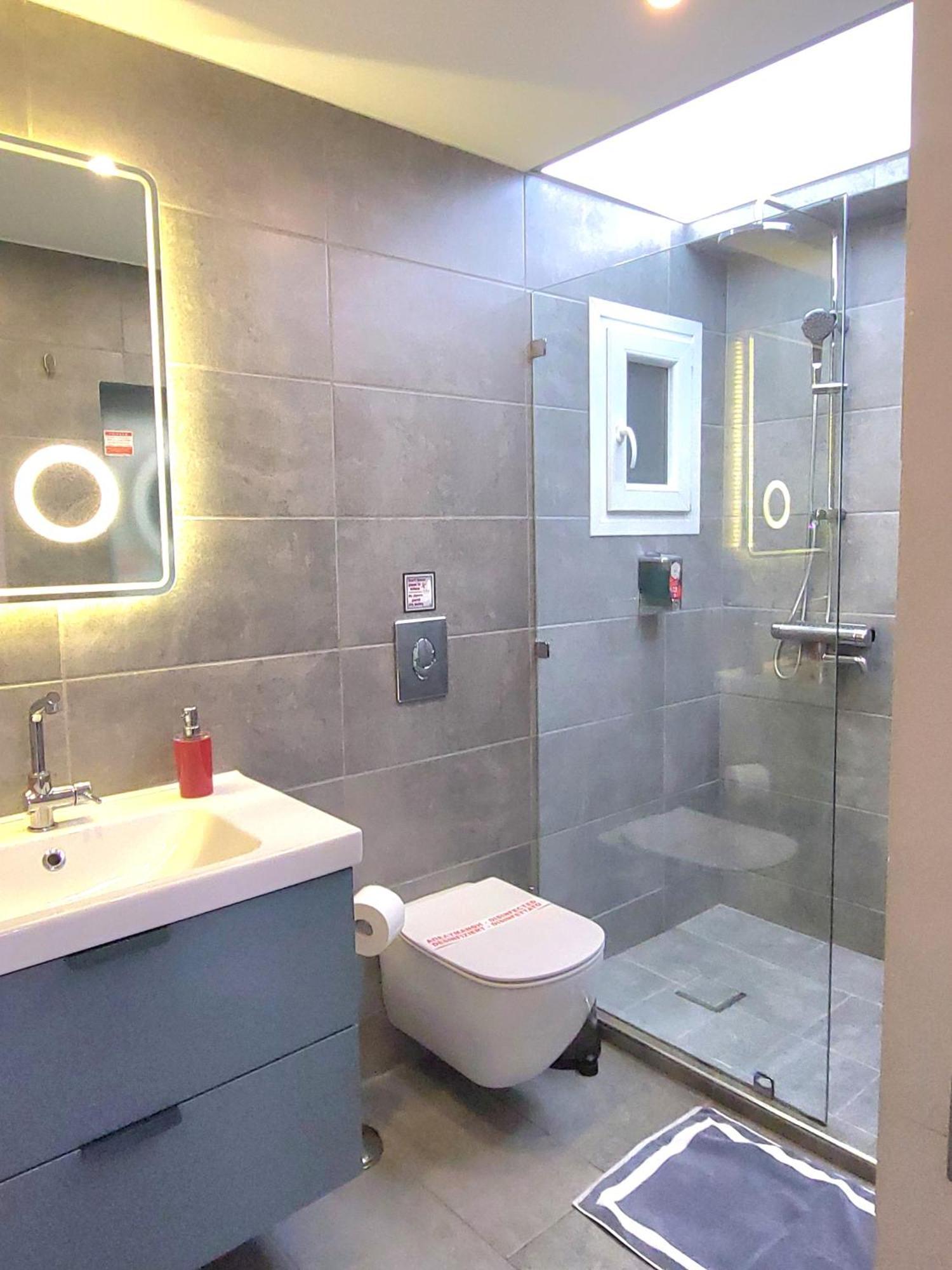 “zeus”, Stylish Luxury Business In The Heart Of Athens. * Atenas